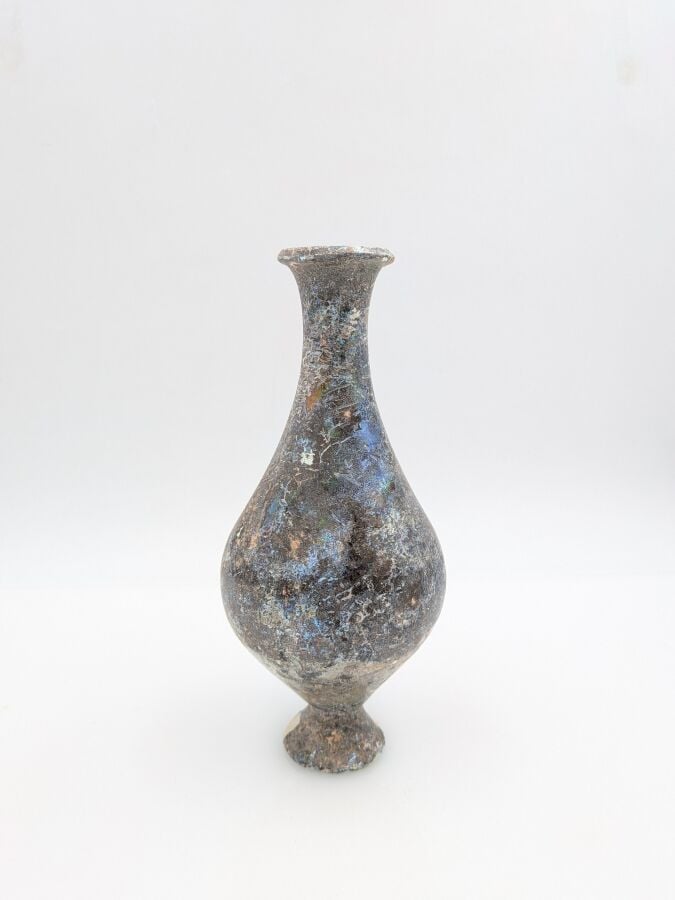 Bouteille à panse piriforme au col concave et pied tronconique. - Verre à épais…