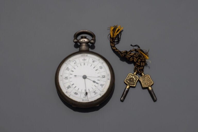 BOVET FLEURIER - MONTRE DE POCHE en argent (min. 800‰) uni. Cadran émail blanc,…