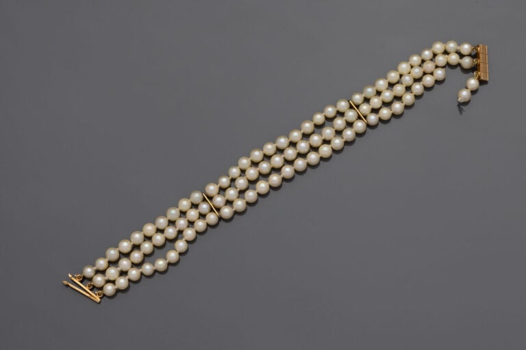BRACELET à trois rangs de perles. - Long. : 18 cm. - Poids brut : 21,6g. - (A r…