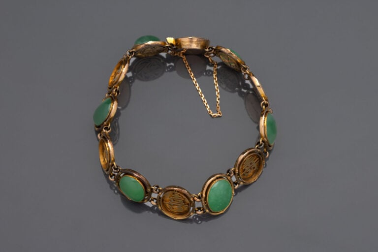 BRACELET articulé en or jaune (585°/°°) 14 carats, composé de douze motifs oval…