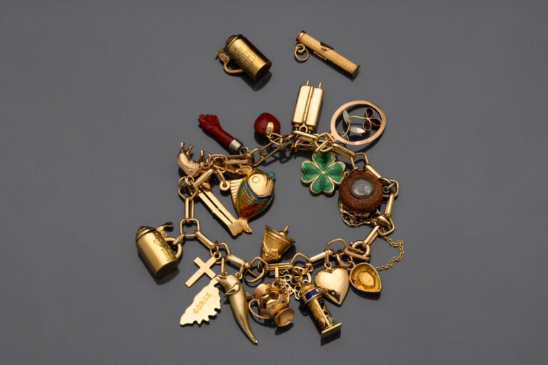 BRACELET breloques et deux breloques . - Poids brut total : 40,6g.