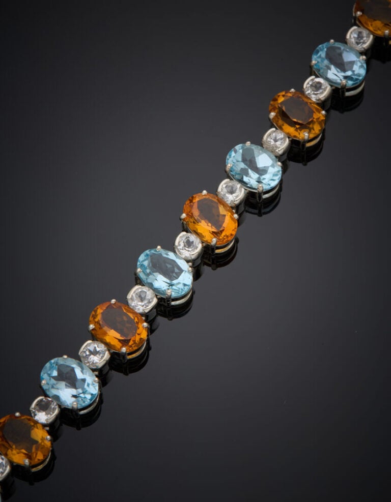 BRACELET en argent (925°/°°) articulé serti de citrines, topazes bleues ovales…
