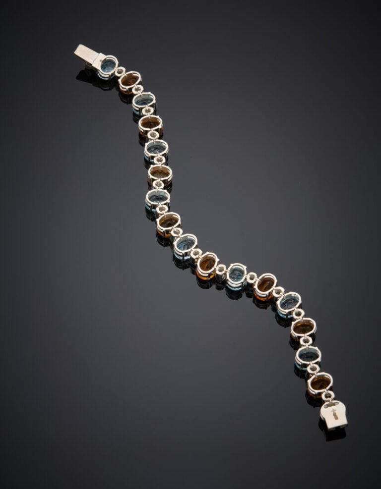 BRACELET en argent (925°/°°) articulé serti de citrines, topazes bleues ovales…
