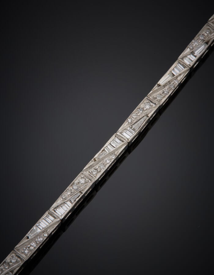 BRACELET en or gris (750‰) articulé, serti de diamants taille brillant, ancienn…