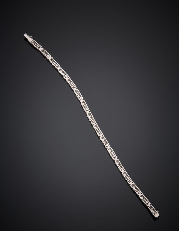BRACELET en or gris (750‰) articulé, serti de diamants taille brillant, ancienn…