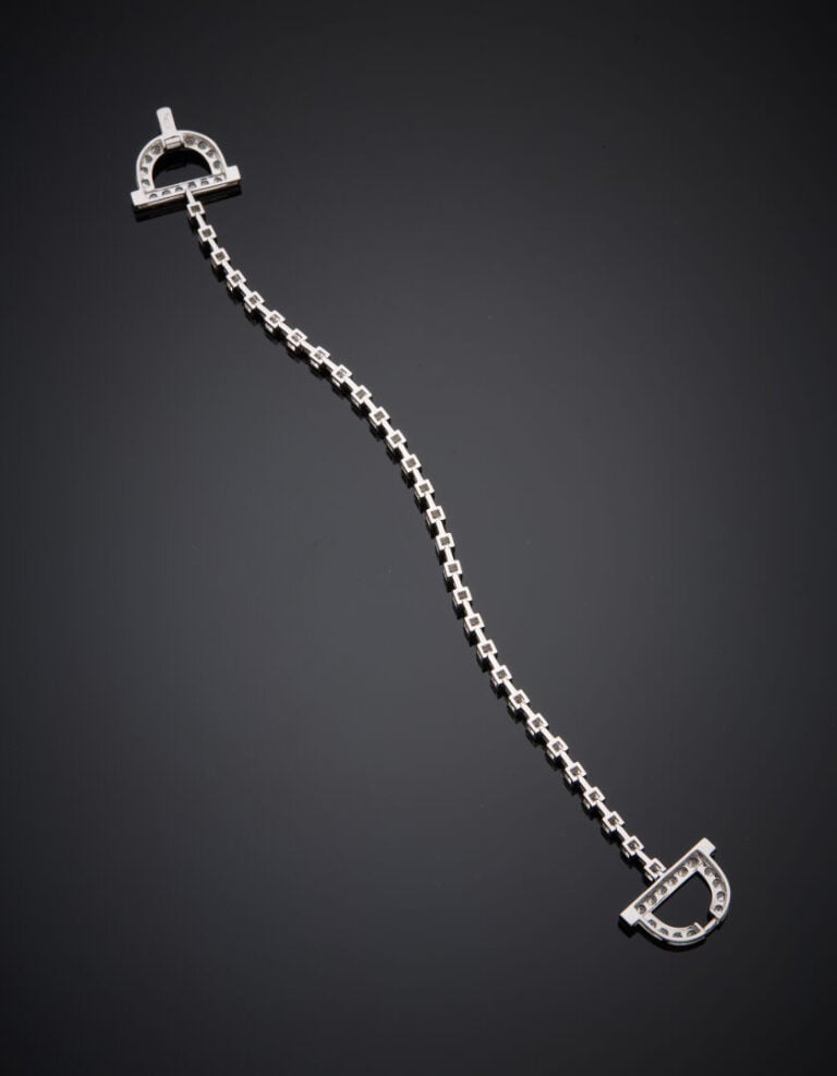 BRACELET en or gris (750‰) serti d'un alignement de diamants taille brillant. -…
