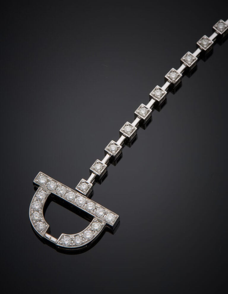 BRACELET en or gris (750‰) serti d'un alignement de diamants taille brillant. -…