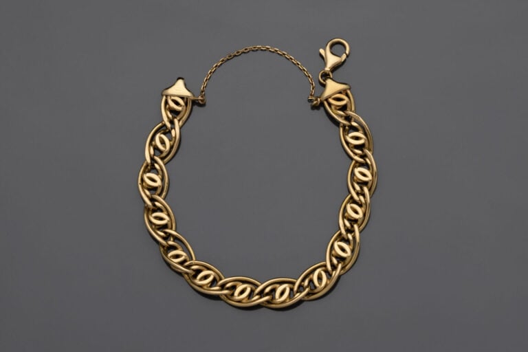 BRACELET en or jaune 750°/°° à maille gourmette plate et maillon ovale. - Chaîn…