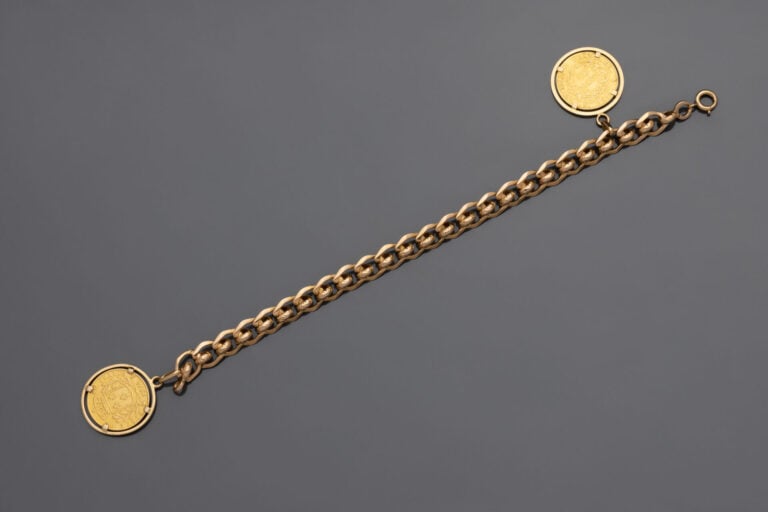 BRACELET en or jaune (750°/°°) retenant 2 pièces de 20 FF en or jaune (900°/°°)…