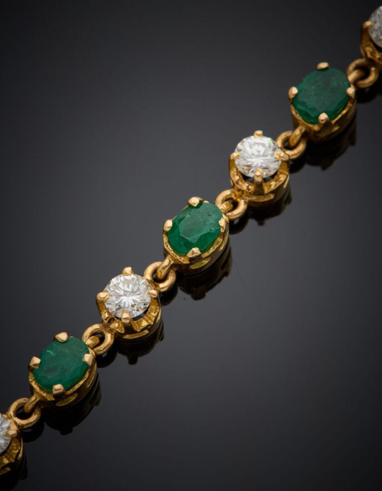 BRACELET en or jaune (750‰) serti d'un alignement de neuf diamants taille brill…