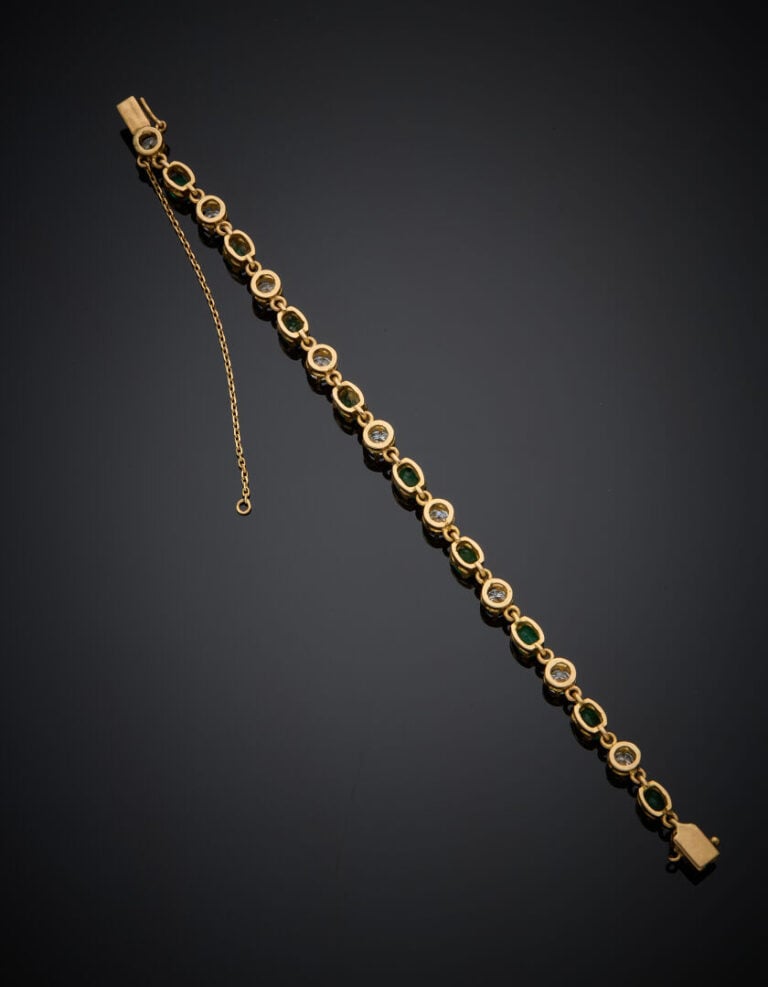 BRACELET en or jaune (750‰) serti d'un alignement de neuf diamants taille brill…
