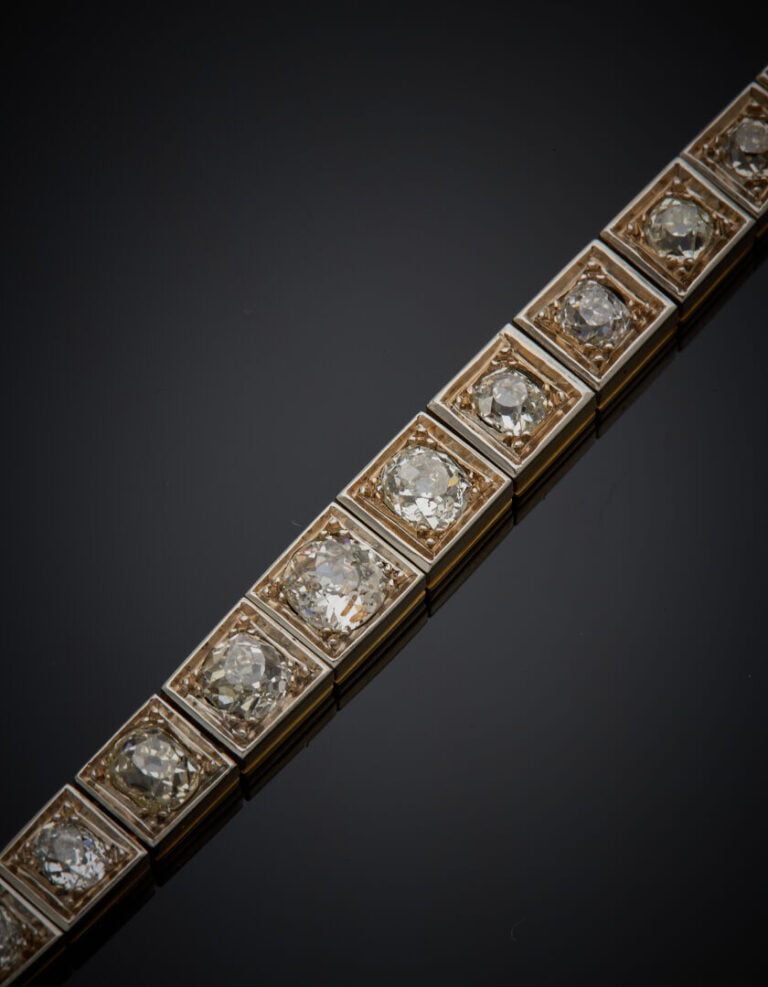BRACELET en platine (min. 800‰) et or jaune (750‰) à maillons carrés, serti d'u…