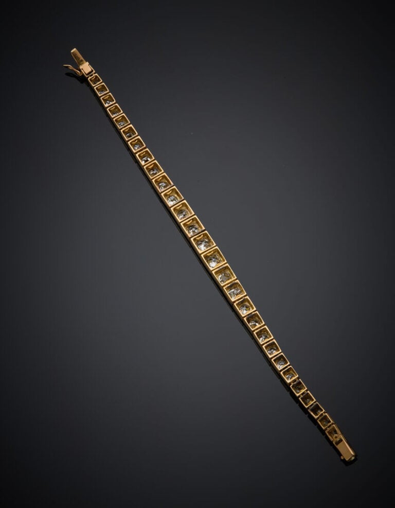 BRACELET en platine (min. 800‰) et or jaune (750‰) à maillons carrés, serti d'u…