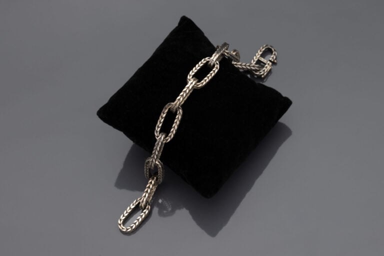 BRACELET "épis" en argent (800°/°°) à maillons ovales ajourés ciselés. - - Long…