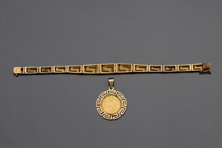 BRACELET et PENDENTIF circulaire en or jaune (585‰) 14 carats, ajouré à motifs…