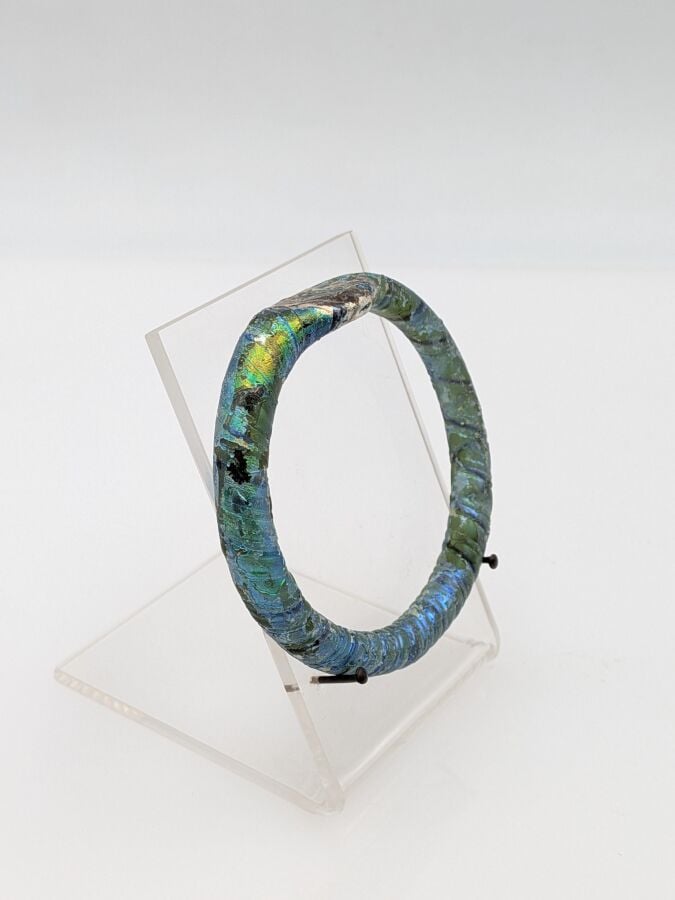 Bracelet fermé à tige torsadée et écrasement discoïde. - Vert bleuté partiellem…