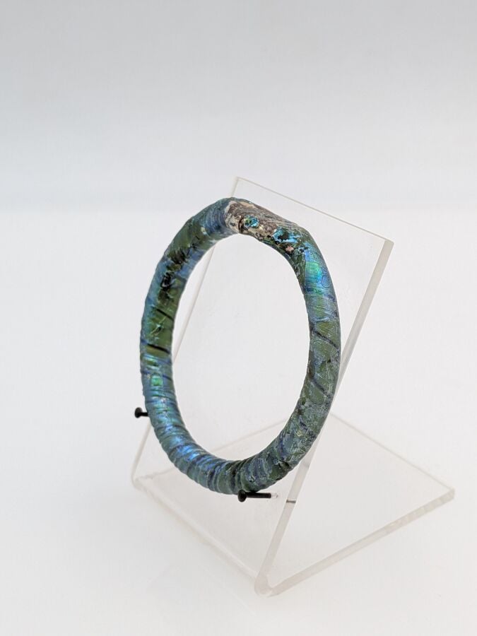 Bracelet fermé à tige torsadée et écrasement discoïde. - Vert bleuté partiellem…