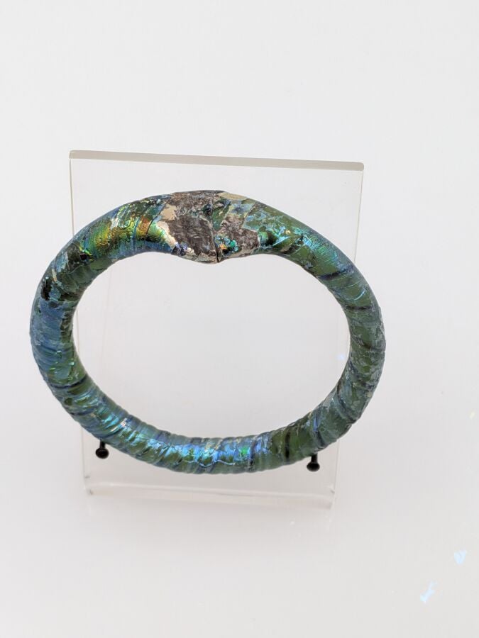 Bracelet fermé à tige torsadée et écrasement discoïde. - Vert bleuté partiellem…