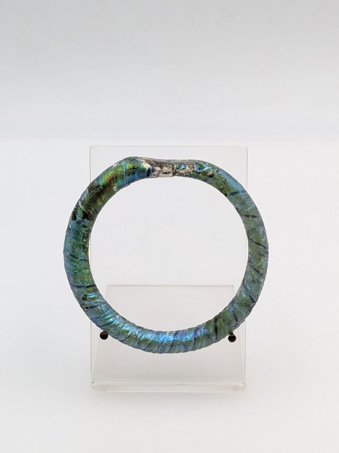 Bracelet fermé à tige torsadée et écrasement discoïde. - Vert bleuté partiellem…