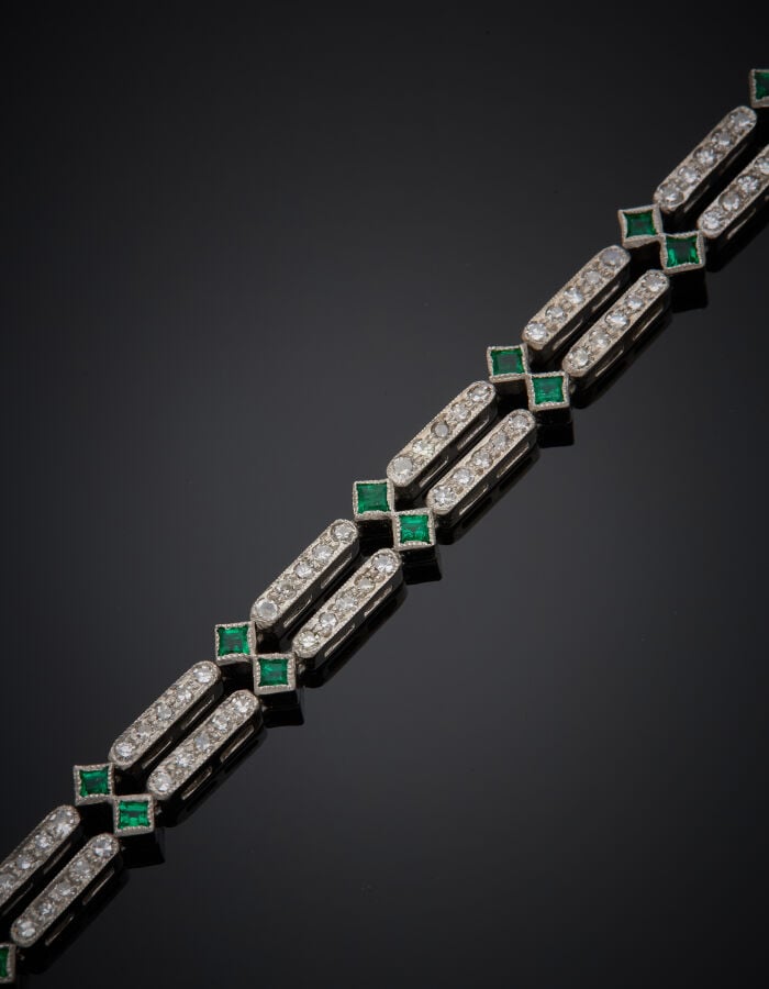 BRACELET géométrique en or gris (750‰) articulé, à motifs losangiques, serti de…