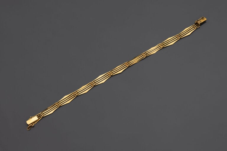 Bracelet ligne en or jaune (750) à maillons articulés à décor ajouré - Poids :…