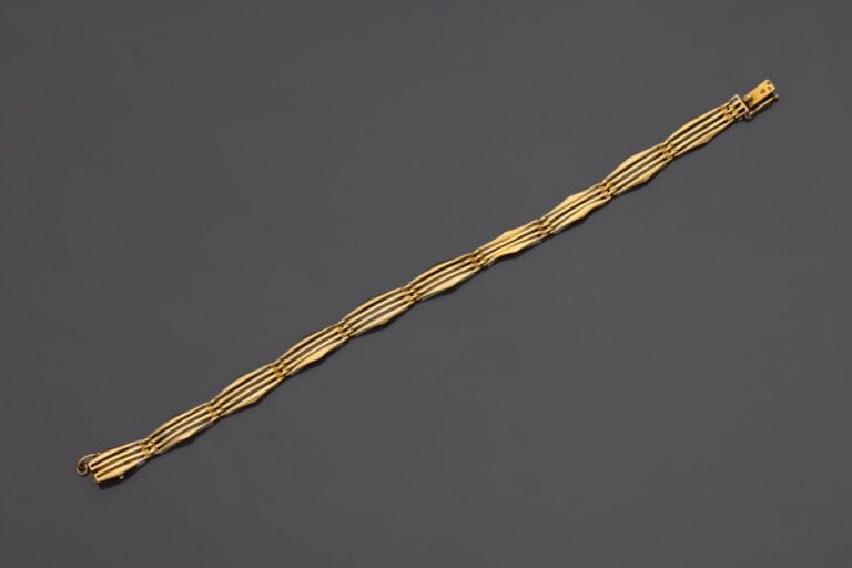 Bracelet ligne en or jaune (750) à maillons articulés à décor ajouré - Poids :…