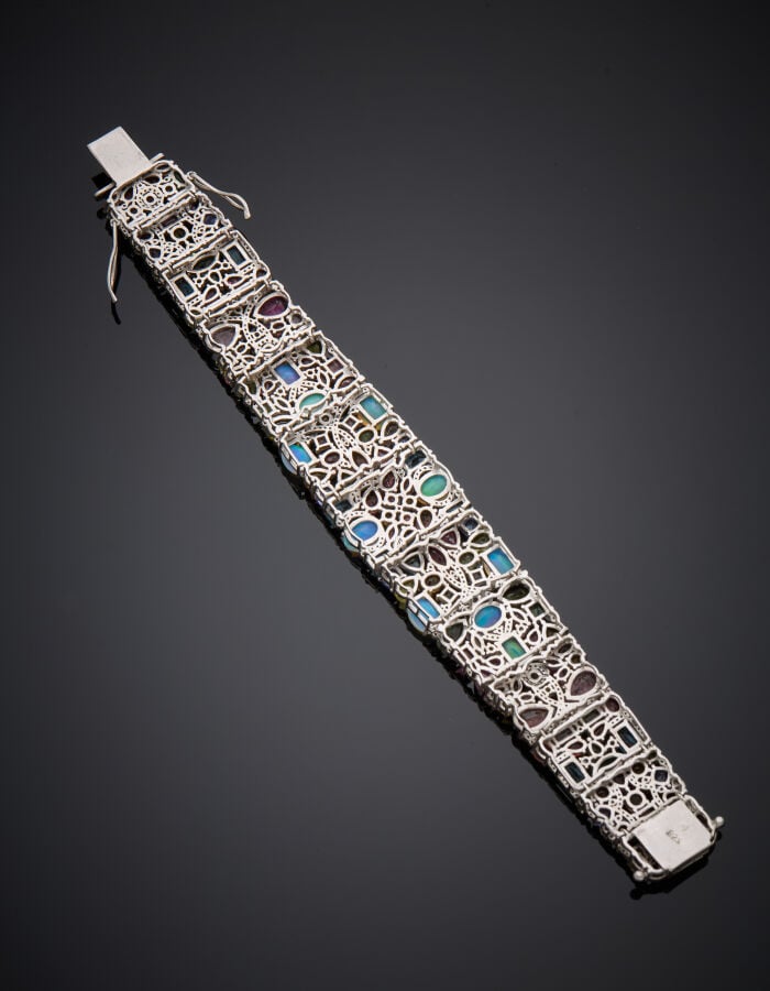 BRACELET manchette en argent (925‰) articulé et ajouré, serti de dix d'opales,…