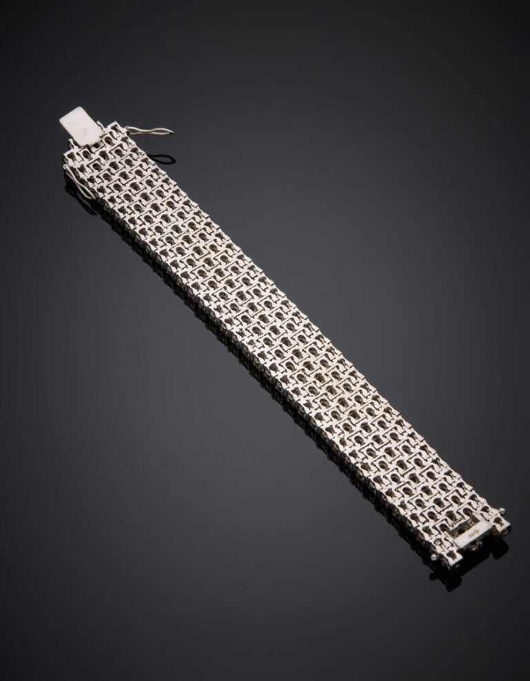 BRACELET manchette en argent (925‰) articulé, serti d'alignements de saphirs mu…