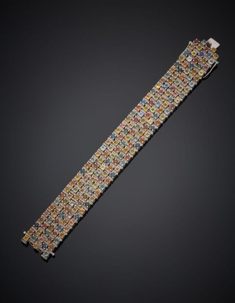 BRACELET manchette en argent (925‰) articulé, serti d'alignements de saphirs mu…