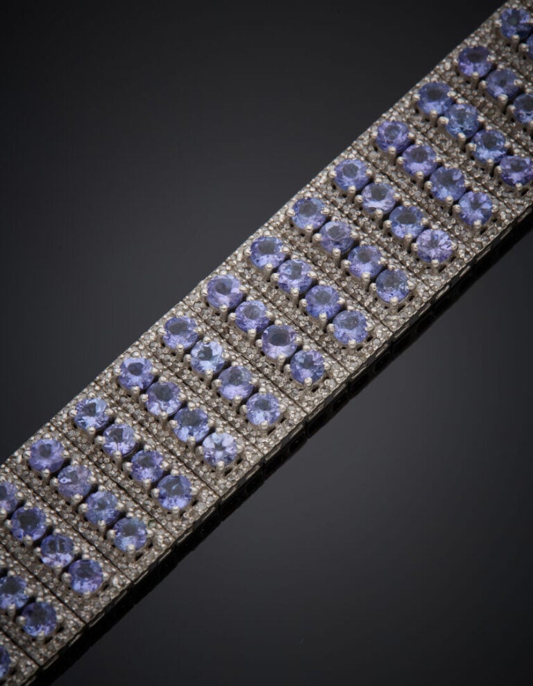 BRACELET manchette en argent (925‰) articulé, serti d'alignements de tanzanites…