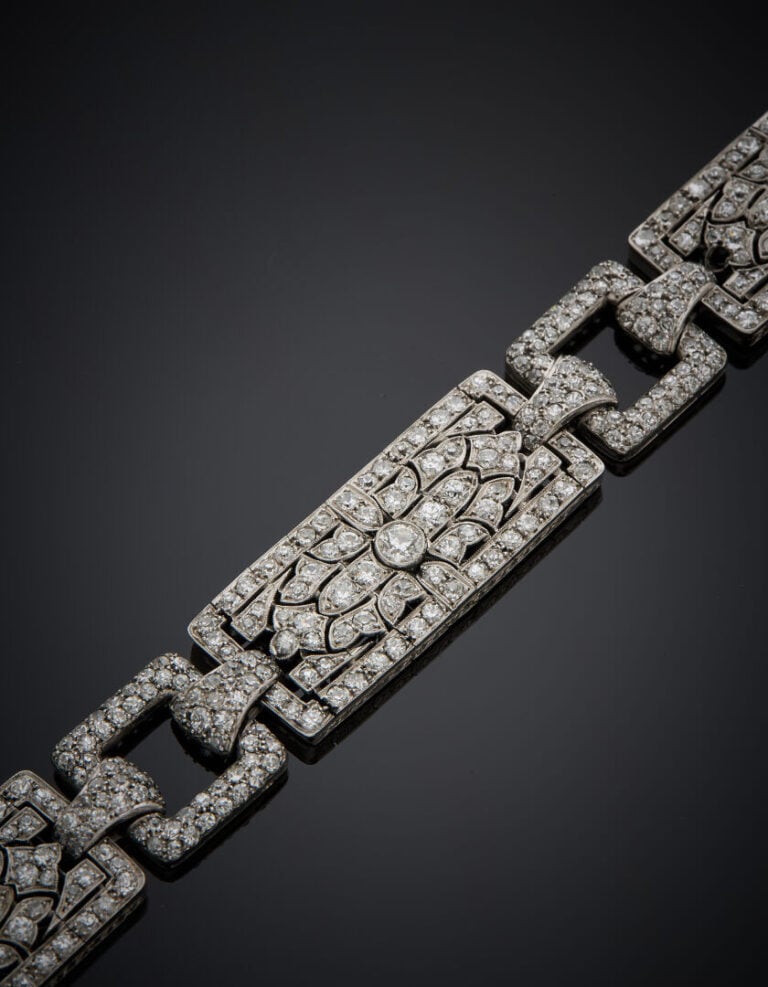 BRACELET manchette géométrique en or gris (750‰) ajouré, articulé, serti de dia…