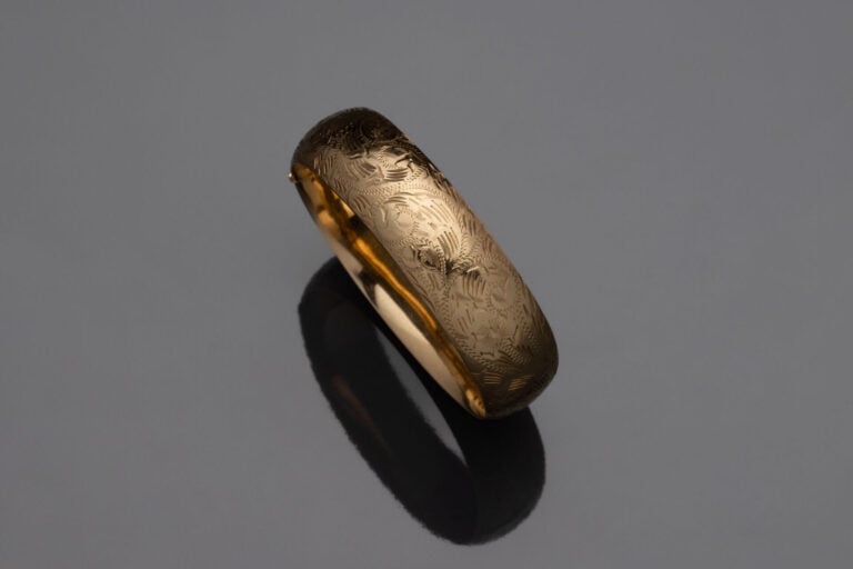 BRACELET manchette rigide ouvrant en or jaune (585°/°°) 14 carats bombé et cise…