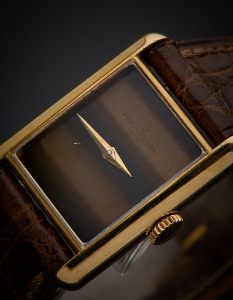 BRACELET MONTRE rectangulaire de dame en or jaune (750‰). Cadran guilloché effe…