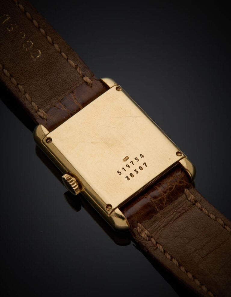BRACELET MONTRE rectangulaire de dame en or jaune (750‰). Cadran guilloché effe…