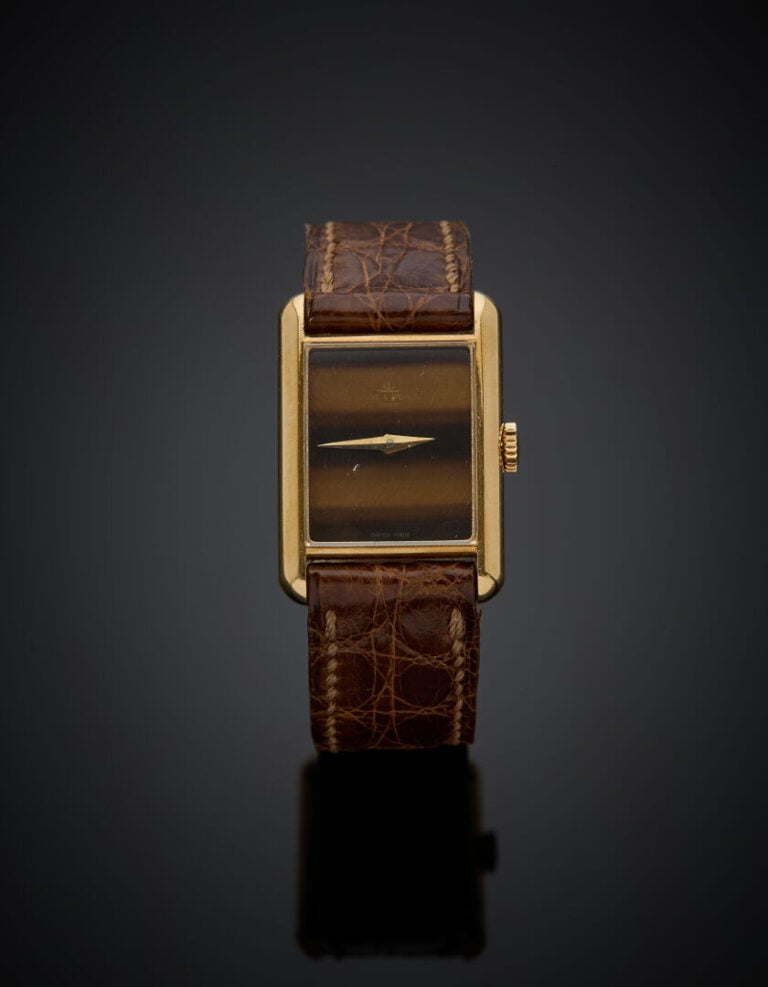 BRACELET MONTRE rectangulaire de dame en or jaune (750‰). Cadran guilloché effe…