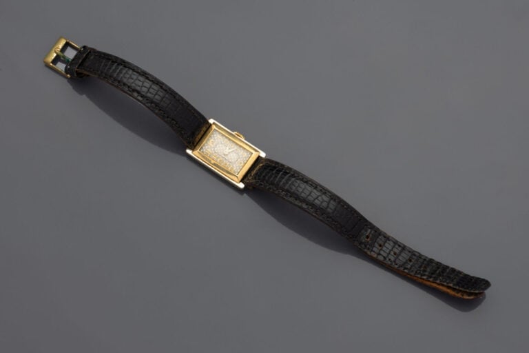 BRACELET MONTRE rectangulaire de dame en or jaune et or gris (750°/°°). - Cadra…