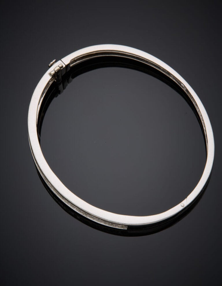 BRACELET rigide ouvrant en or gris (585‰) 14 carat, serti d'alignements de diam…