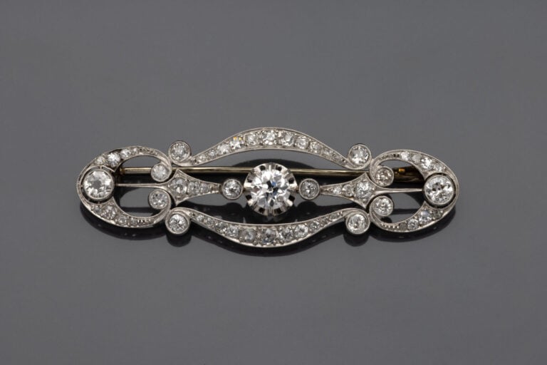 BROCHE art déco serti de diamants taille ancienne. - Poids brut : 8g.