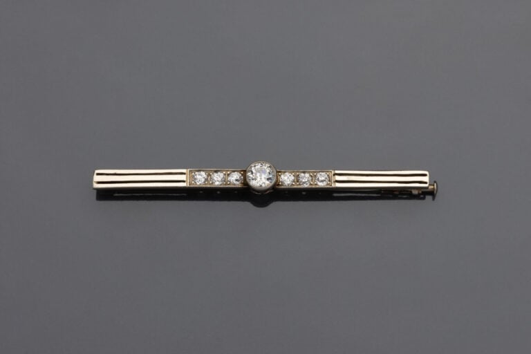 BROCHE barrette en or gris (585°/°°) 14 carats serti d'un alignement de diamant…