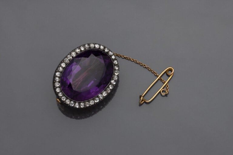 BROCHE ovale en or jaune (750°/°°) et argent (950°/°°) serti d'une importante a…