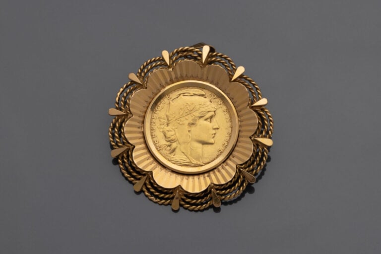 Broche pouvant former pendentif en or jaune (750) ornée d'une pièce de 20 franc…