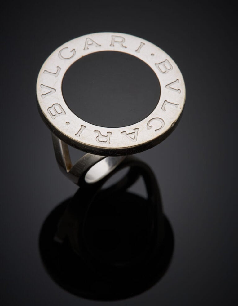BULGARI - BAGUE circulaire modèle "Bulgari Bulgari" en or gris (750‰) gravé, ce…