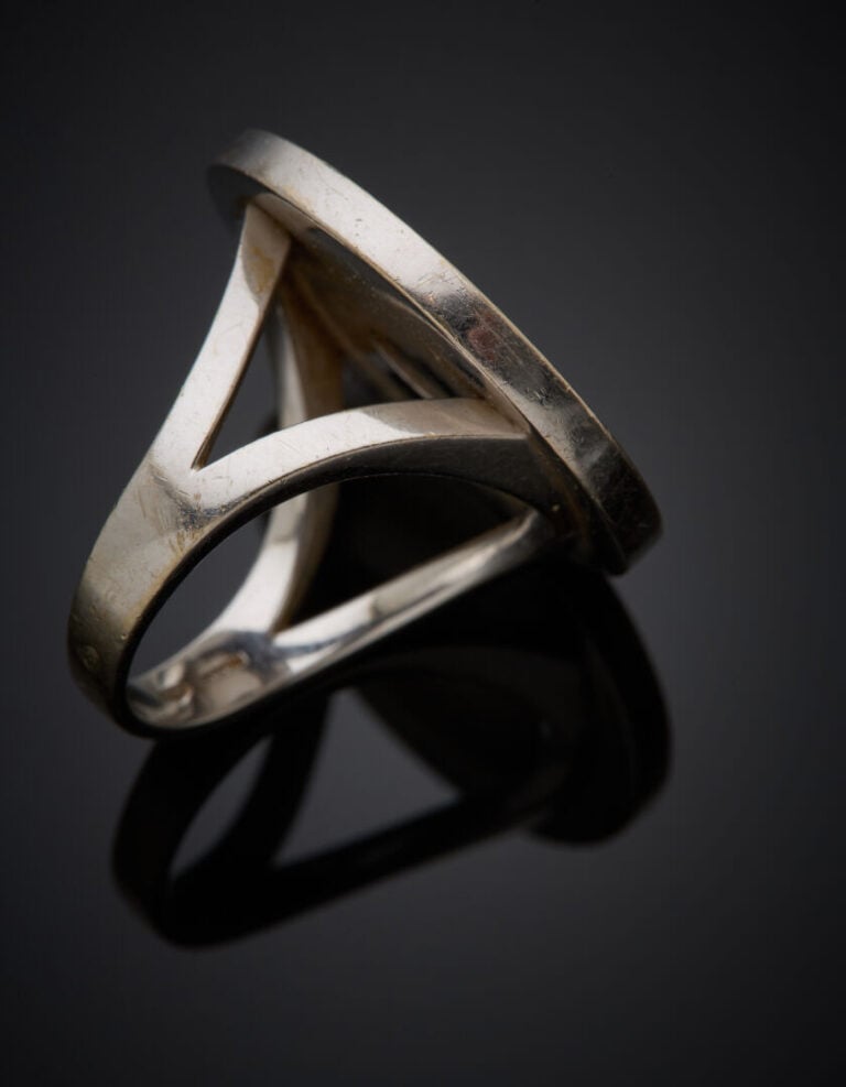 BULGARI - BAGUE circulaire modèle "Bulgari Bulgari" en or gris (750‰) gravé, ce…