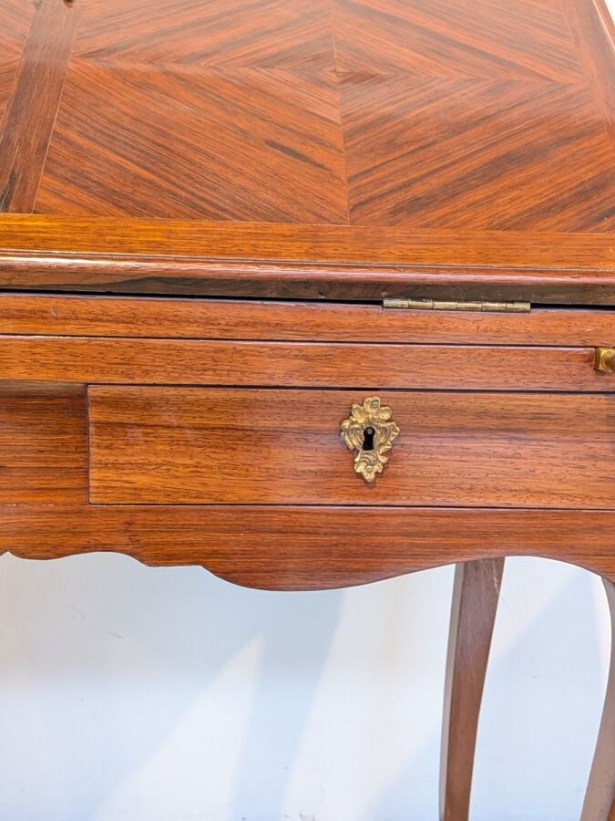 Bureau de pente Louis XV à abattant marqueté de losanges ; il ouvre par deux ti…