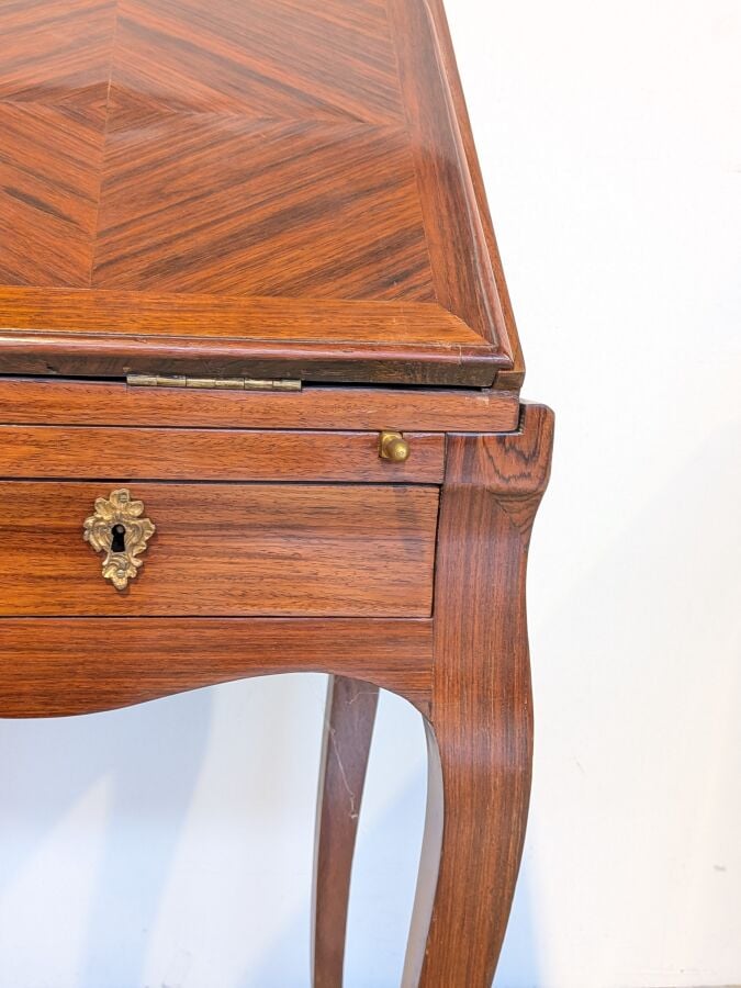 Bureau de pente Louis XV à abattant marqueté de losanges ; il ouvre par deux ti…