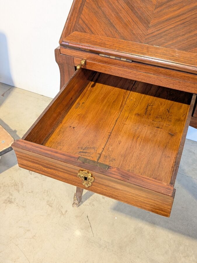 Bureau de pente Louis XV à abattant marqueté de losanges ; il ouvre par deux ti…