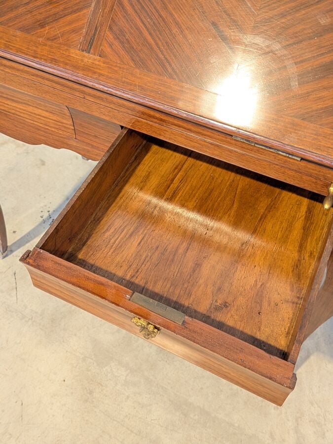 Bureau de pente Louis XV à abattant marqueté de losanges ; il ouvre par deux ti…