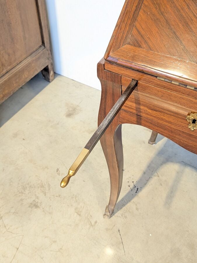 Bureau de pente Louis XV à abattant marqueté de losanges ; il ouvre par deux ti…