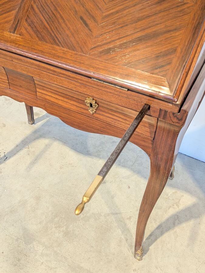 Bureau de pente Louis XV à abattant marqueté de losanges ; il ouvre par deux ti…