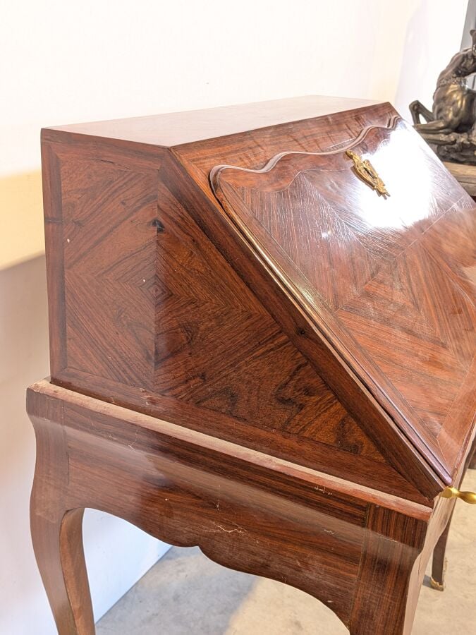 Bureau de pente Louis XV à abattant marqueté de losanges ; il ouvre par deux ti…